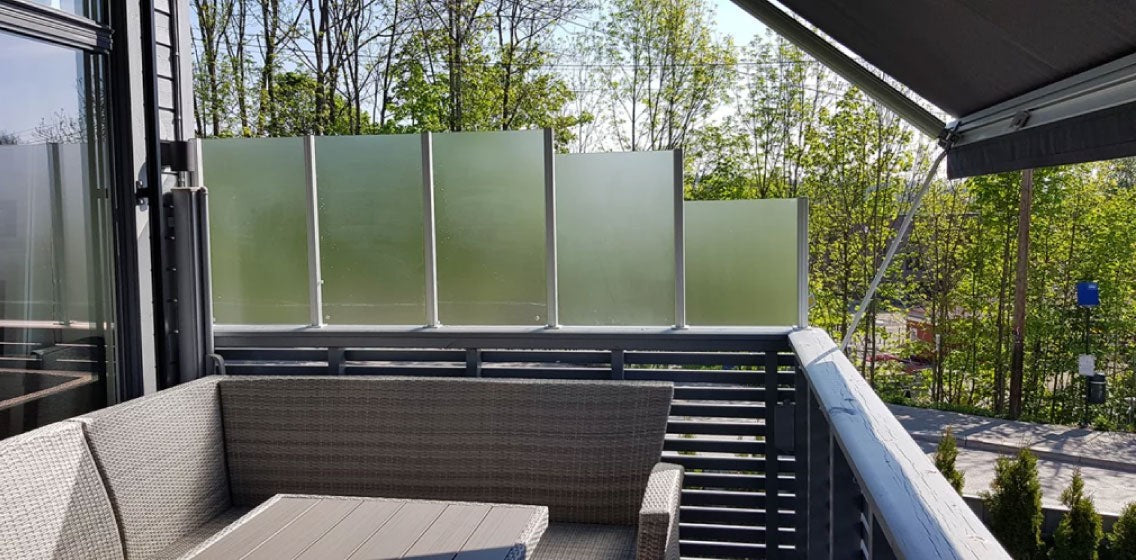 Balkong med vindavskjerming i frostet glass – terrasseskjerming